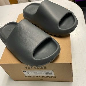 Yeezy Slides Slate Grey